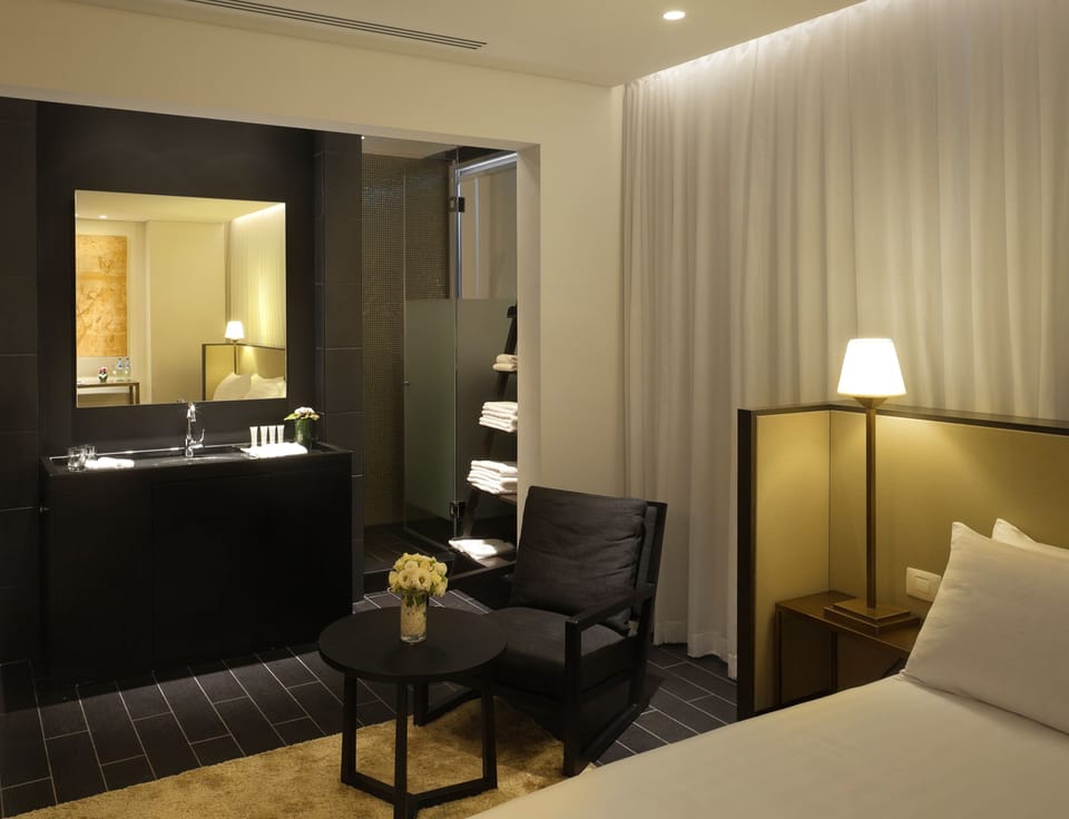 Executive room  | In-room safe, desk, WiFi (free), bed sheets