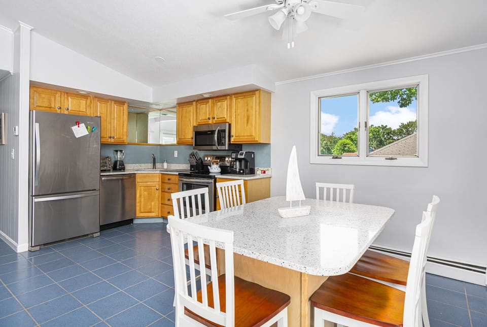 Kitchen table with Kitchen area
