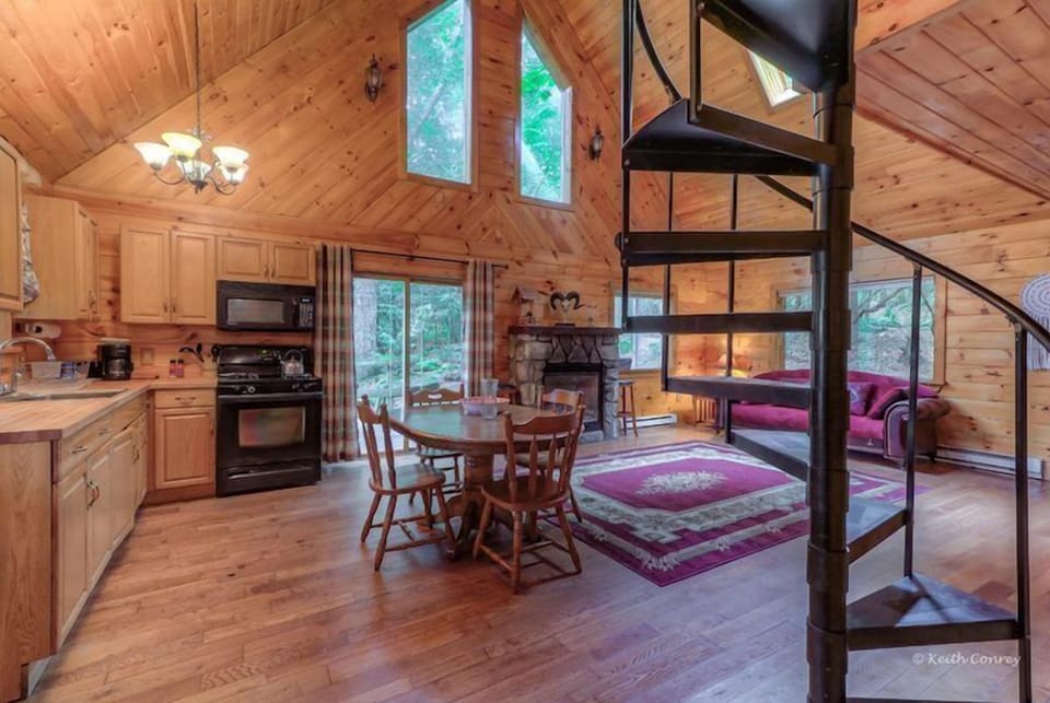 Moss Cottage (Pet Friendly) | Private kitchen | Microwave, coffee/tea maker, toaster