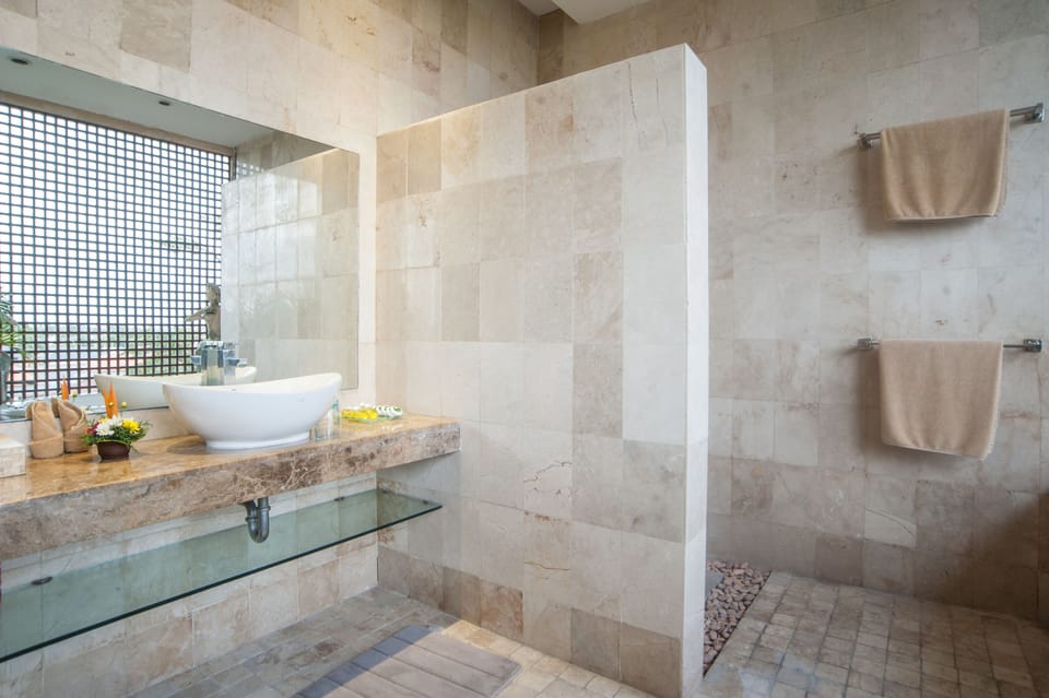Penthouse, 2 Bedrooms | Bathroom | Free toiletries, towels