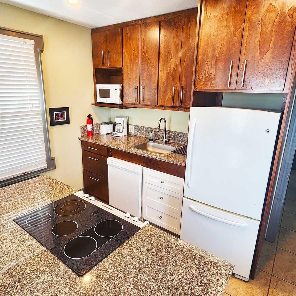 Full Kitchen with dishwasher