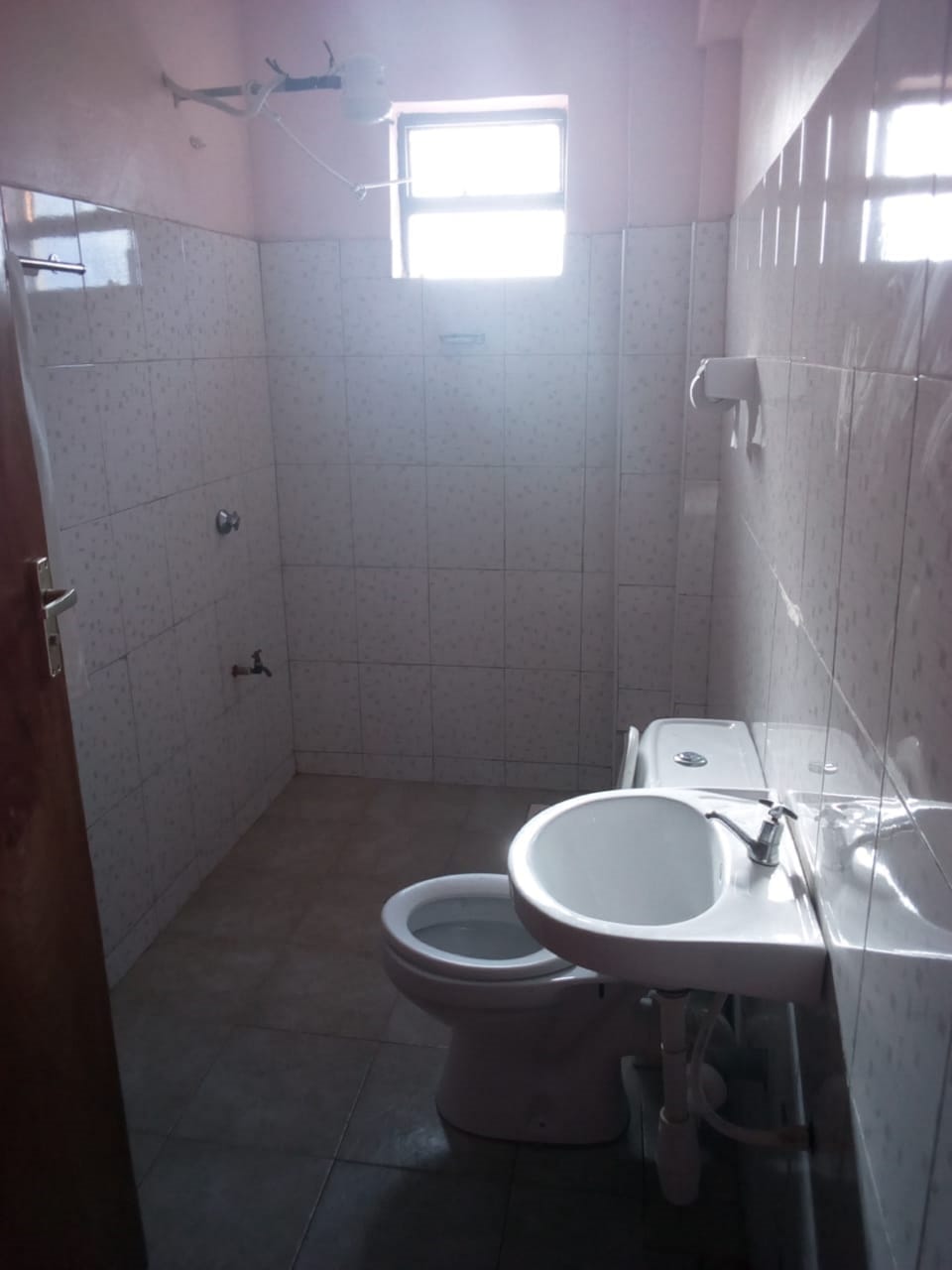 Double Room | Bathroom | Shower, rainfall showerhead, free toiletries, towels