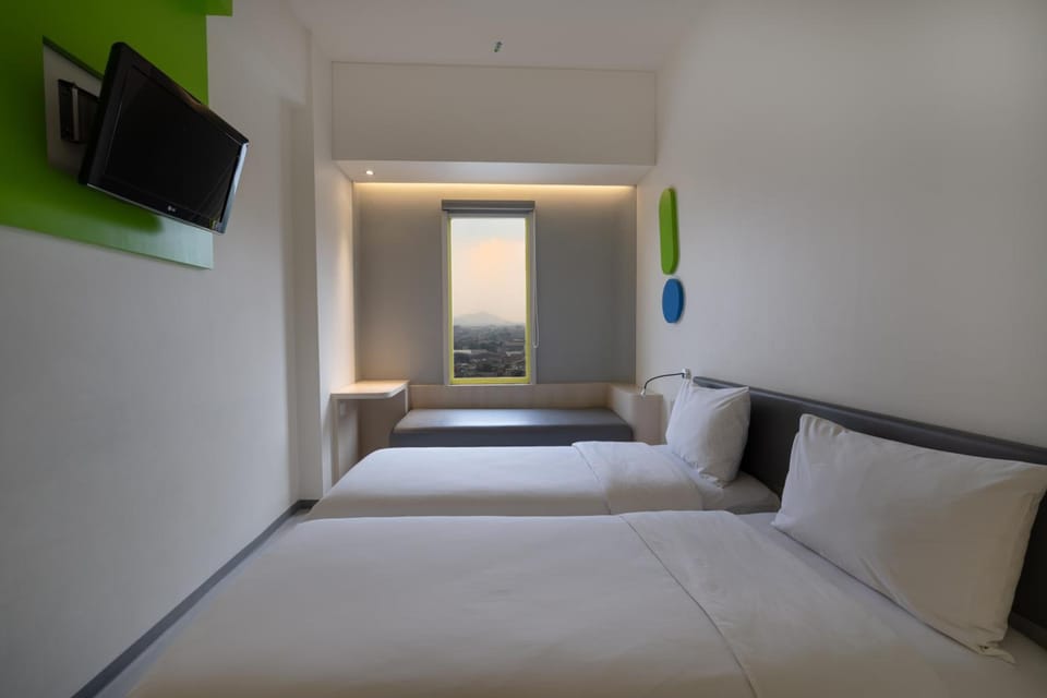 Room (POP!) | Premium bedding, in-room safe, desk, soundproofing