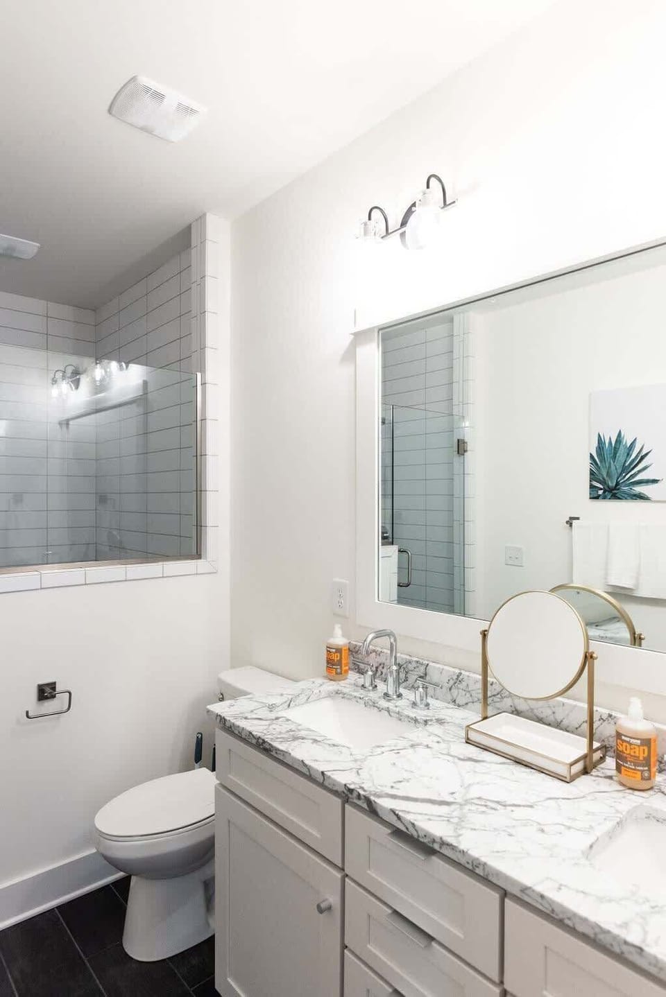 Dual sinks offer plenty of space so everyone can get ready without the wait.