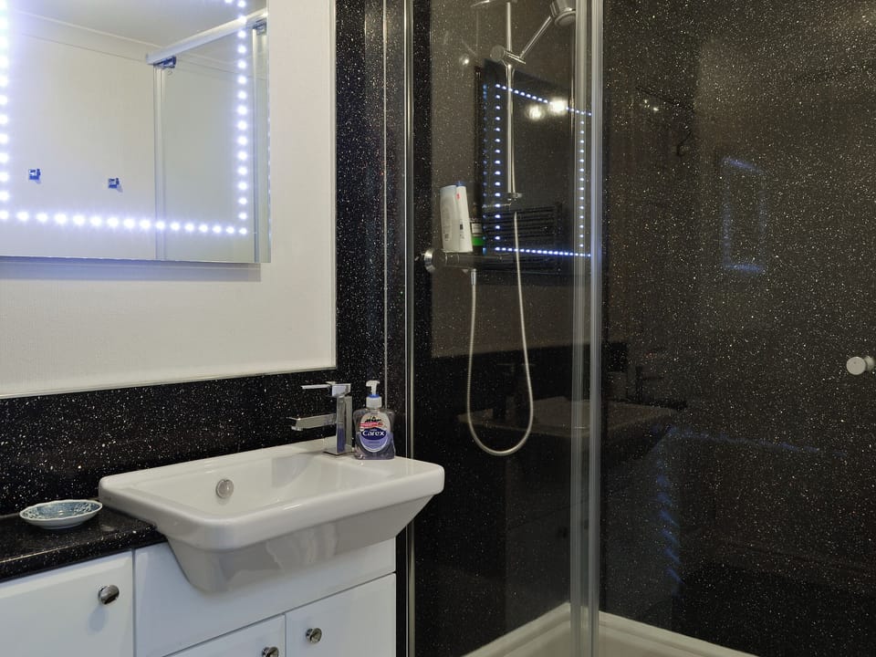 Shower room | Hoot House, Abergynolwyn, near Tywyn