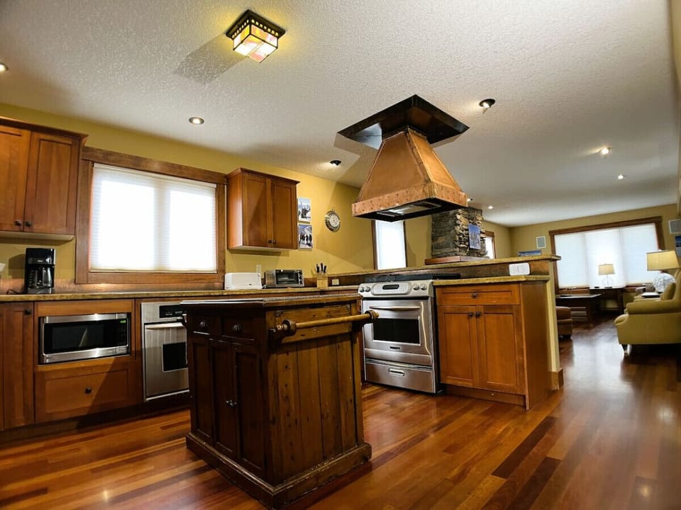 Kitchen area looking towards living area.