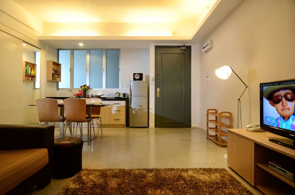 Premier One Bedroom Apartment With Study Room | Living area | 32-inch LCD TV with cable channels, TV