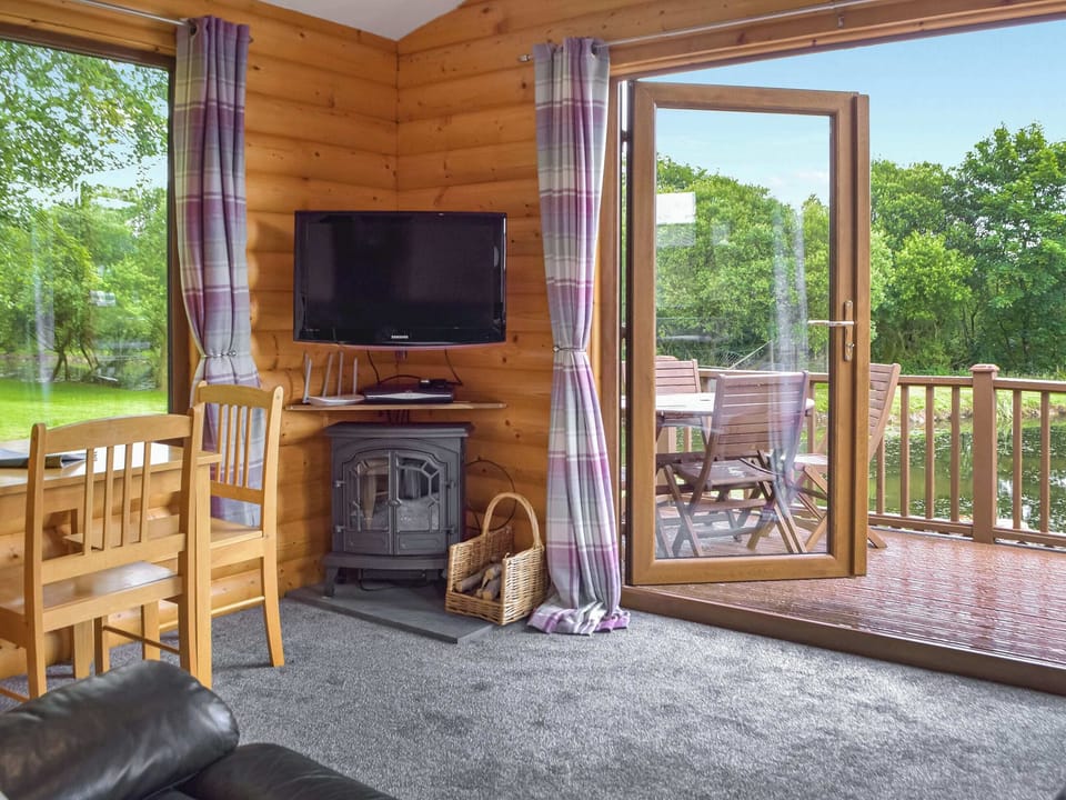 Dining Area | Herons Log Cabin, Rosebush