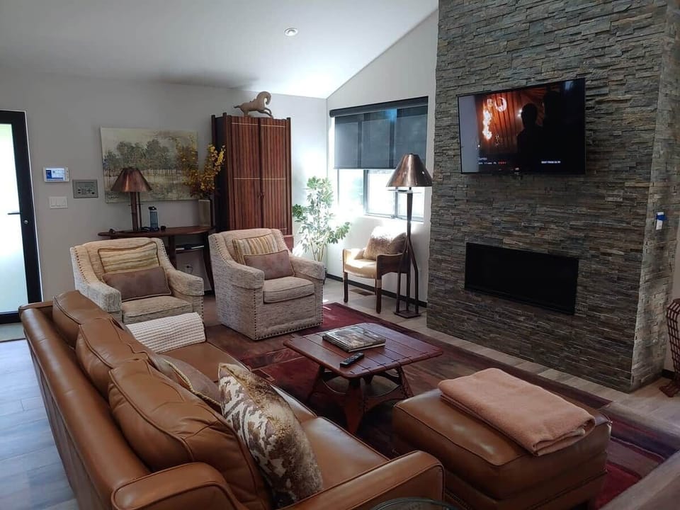 TV / Fireplace Conversation Area