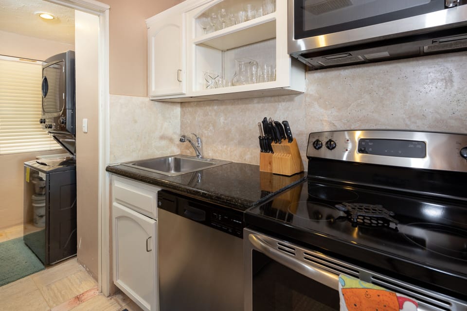 Standard Condo | Private kitchen | Oven