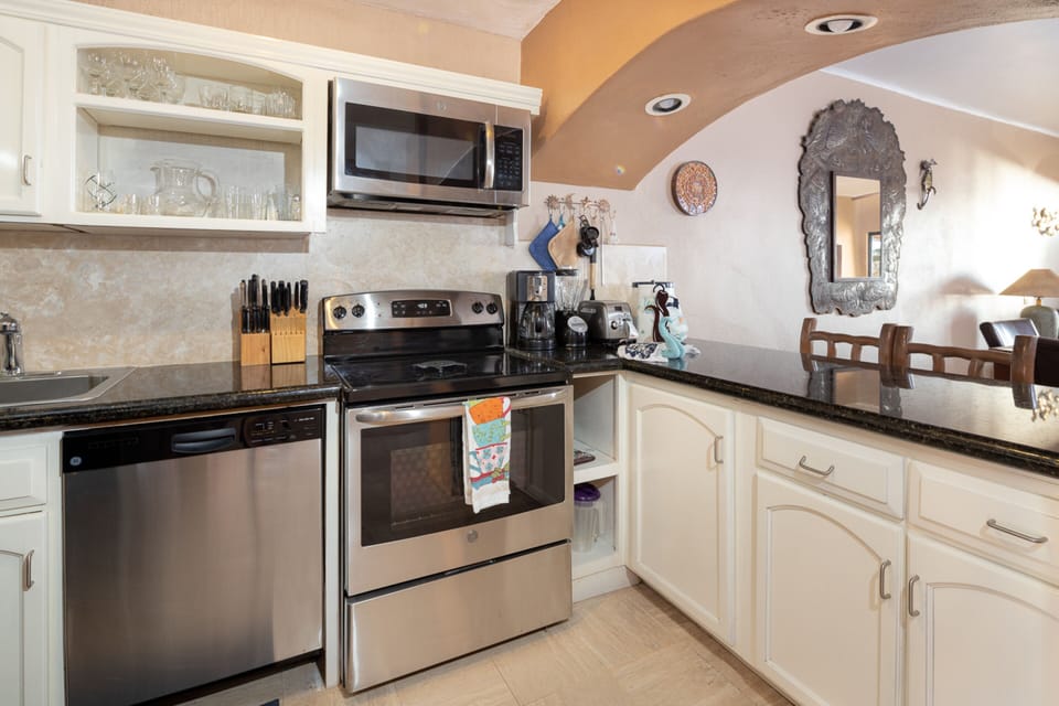 Standard Condo | Private kitchen | Oven