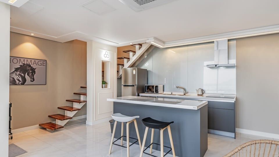 Room (A_201) | Private kitchenette | Full-size fridge, microwave, stovetop, electric kettle