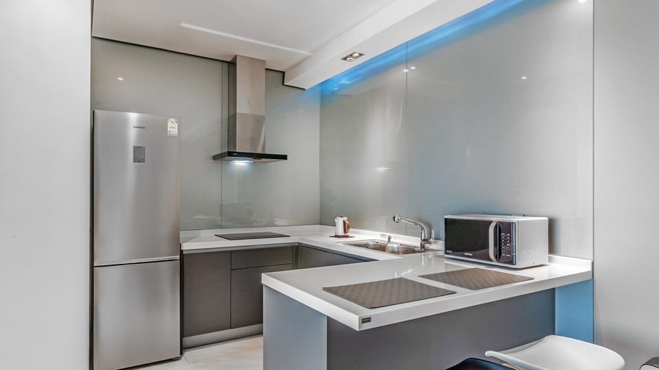 Room (A_101) | Private kitchenette | Full-size fridge, microwave, stovetop, electric kettle