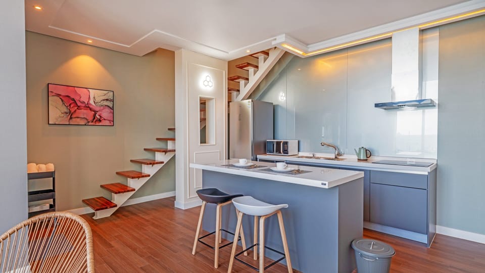 Room (C_201) | Private kitchenette | Full-size fridge, microwave, stovetop, electric kettle