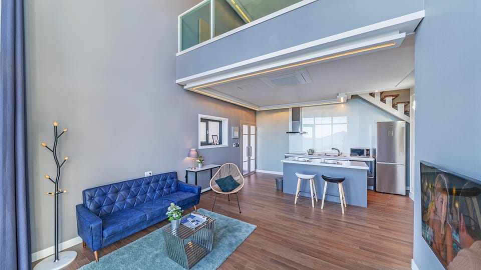 Room (C_202) | Living area | Smart TV, heated floors