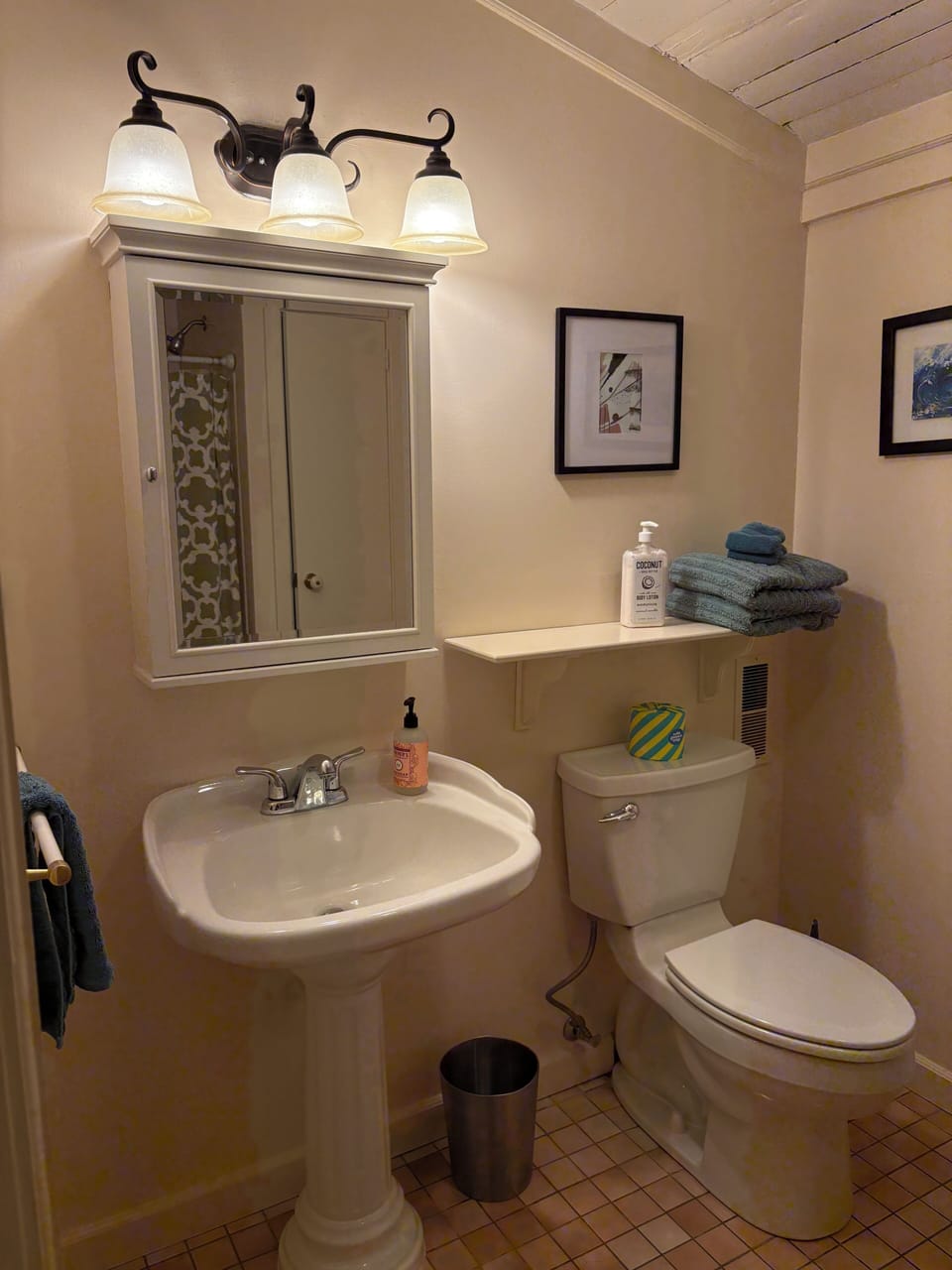 En-suite bathroom with shower in optional third bedroom