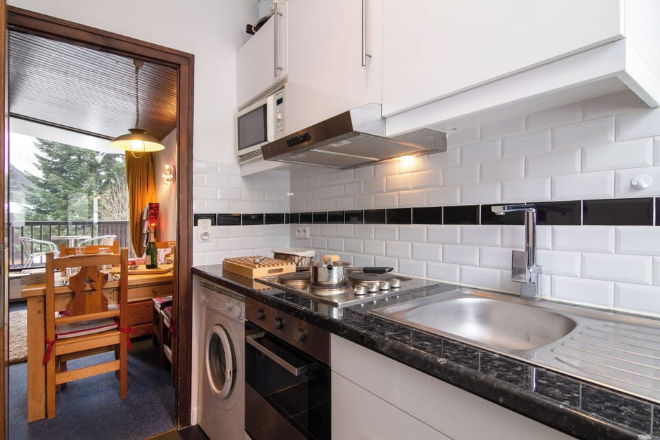 Well equipped kitchen with a washing machine