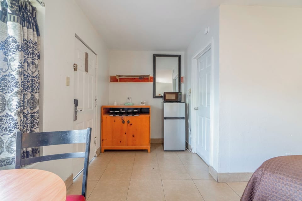 Room, 1 King Bed | Minibar, desk, iron/ironing board, free WiFi