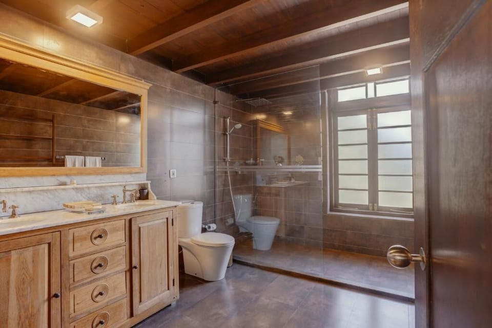 Attic Suite | Bathroom | Shower, slippers, bidet, towels