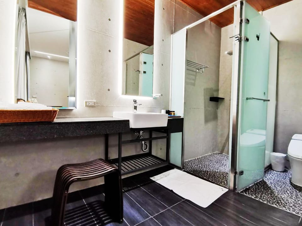Deluxe Double Room (Street View) | Bathroom | Shower, hair dryer, towels, soap
