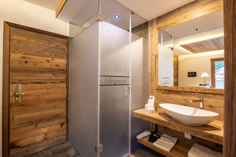 Double Room (Mason Miramonti) | Bathroom | Shower, free toiletries, hair dryer, bidet