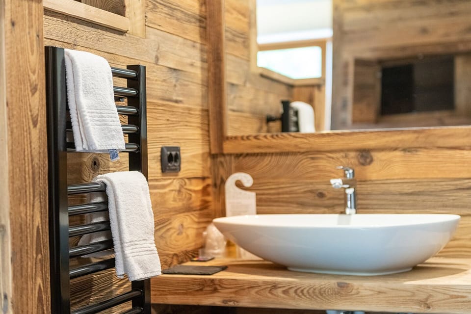 Family Room (Mason Miramonti) | Bathroom | Shower, free toiletries, hair dryer, bidet