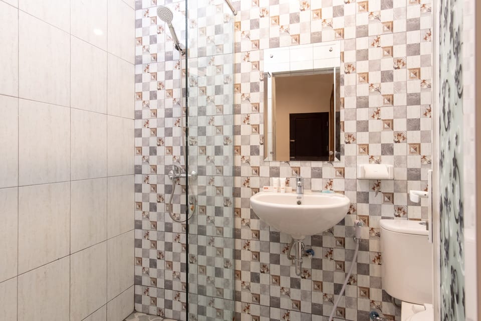 Standard Twin Room | Bathroom | Shower, towels