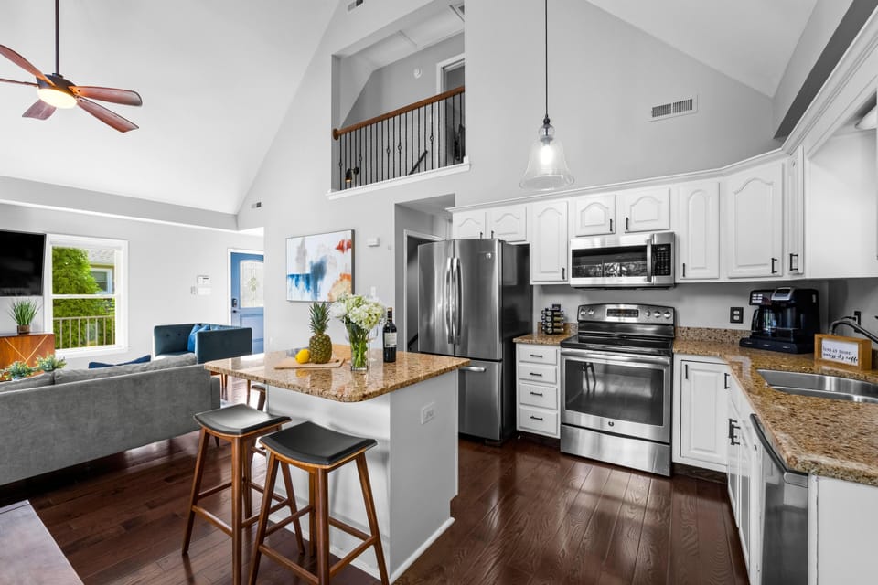 House, Multiple Beds, Lake View (Blue Wing Bay) | Private kitchen | Full-size fridge, microwave, oven, stovetop