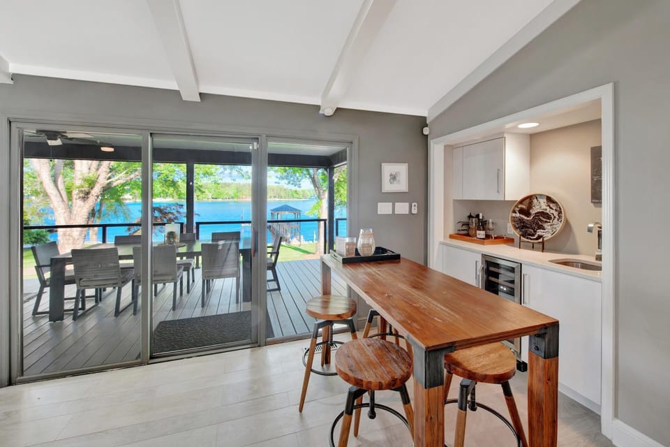 House, Multiple Beds (Southern Sunrise) | Dining