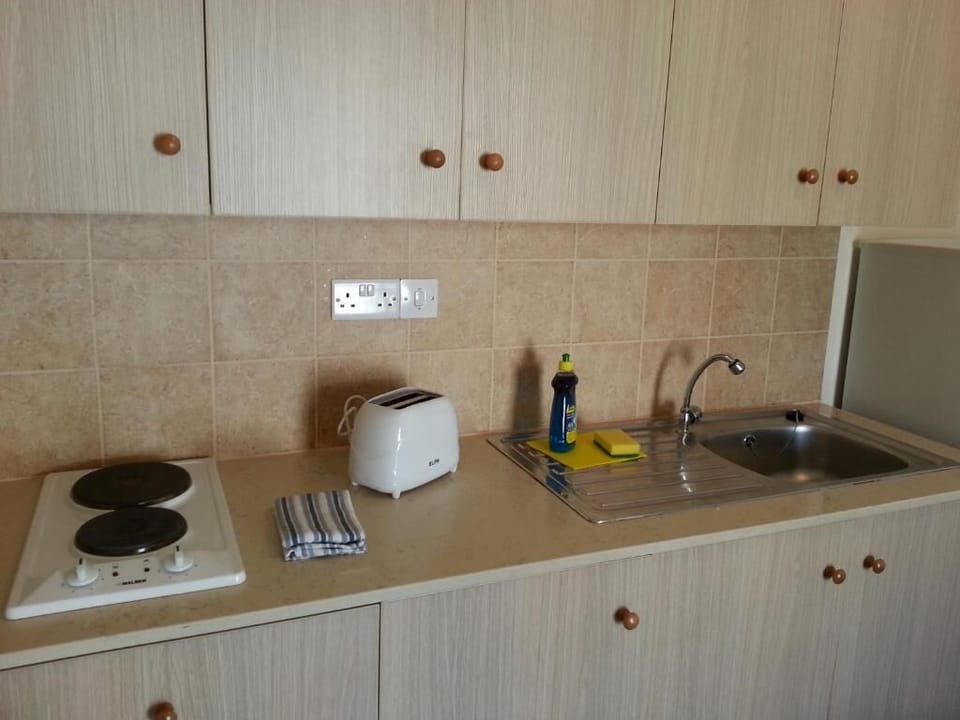 Fridge, stovetop, coffee/tea maker, electric kettle