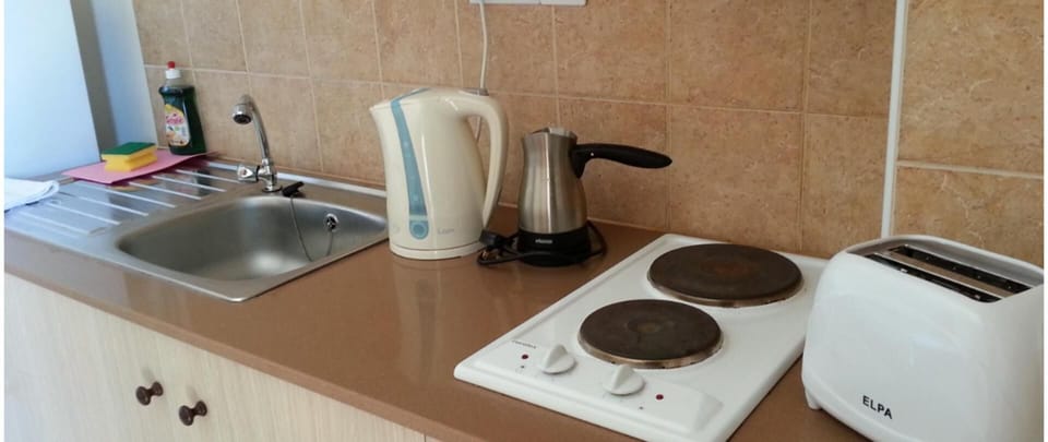 Fridge, stovetop, coffee/tea maker, electric kettle