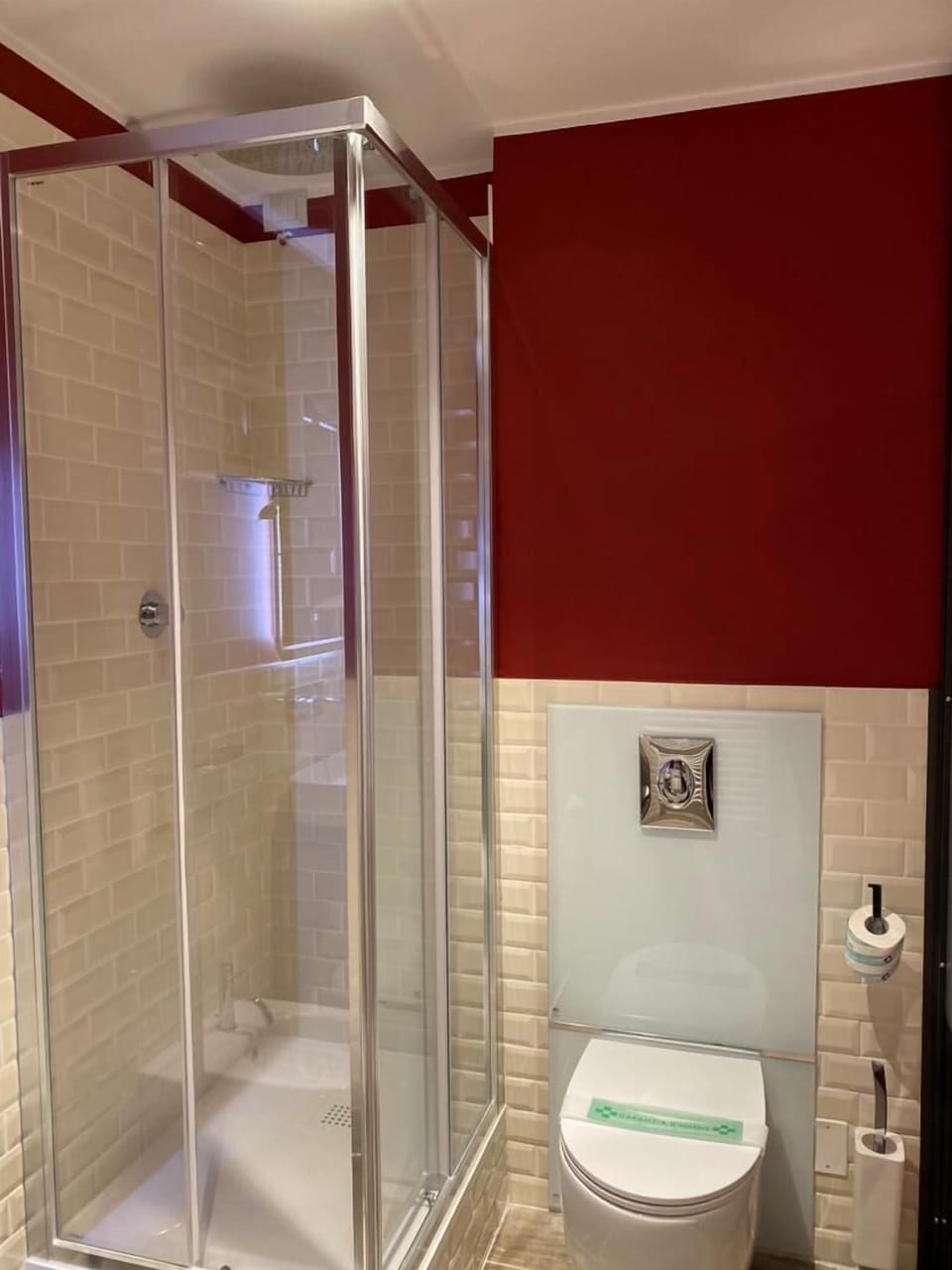 Comfort Double Room (Monaco) | Bathroom | Shower, rainfall showerhead, free toiletries, hair dryer