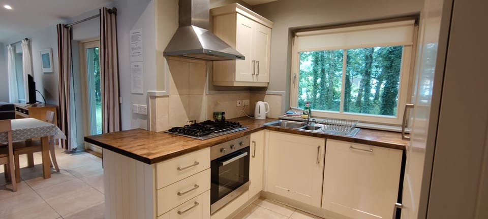 Cottage | Private kitchen | Dishwasher, cookware/dishes/utensils
