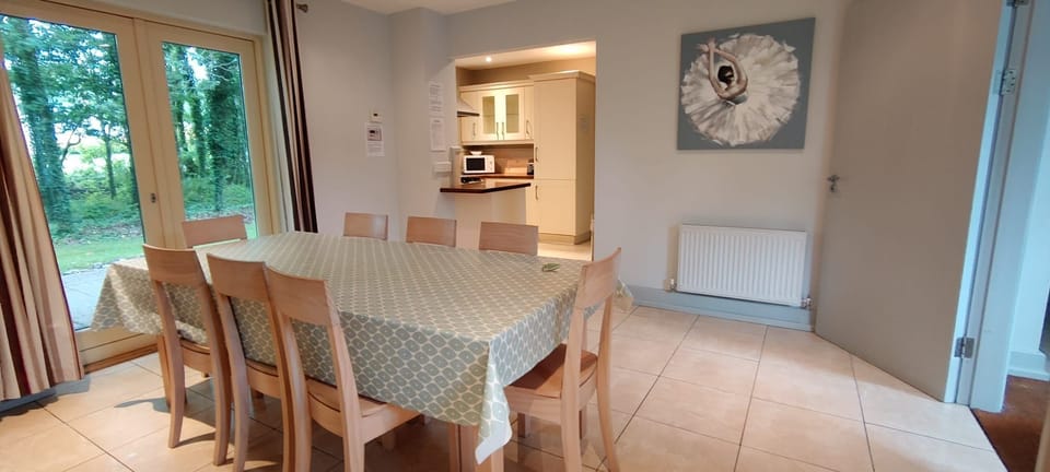 Cottage | Private kitchen | Dishwasher, cookware/dishes/utensils