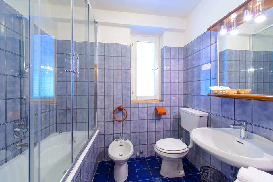 Combined shower/tub, rainfall showerhead, free toiletries, hair dryer