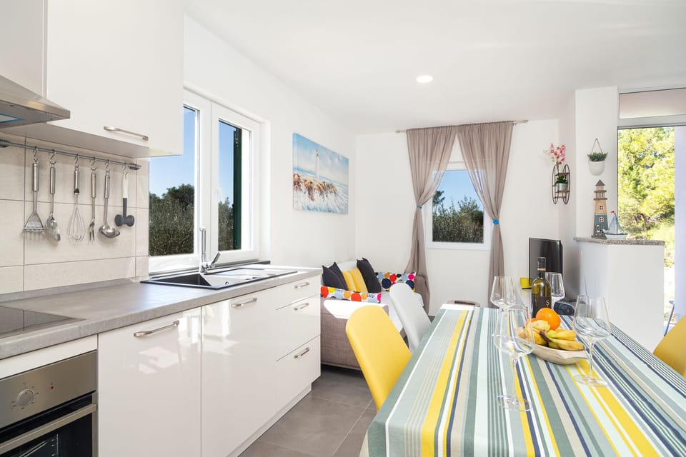Kitchen/dining/living area