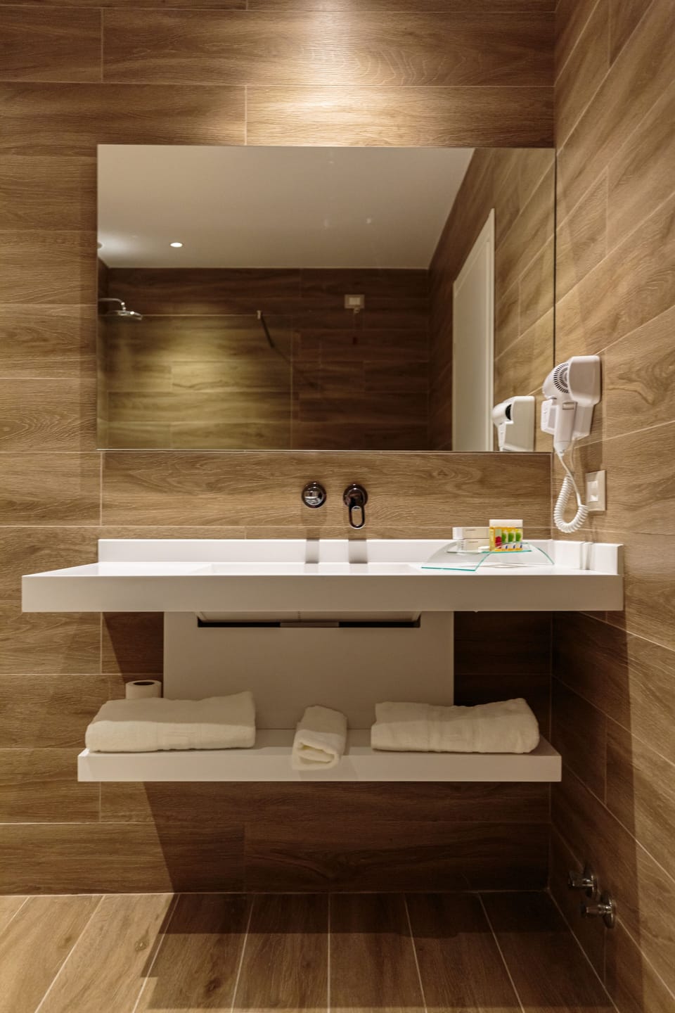 Comfort Triple Room | Bathroom | Free toiletries, hair dryer, towels, soap