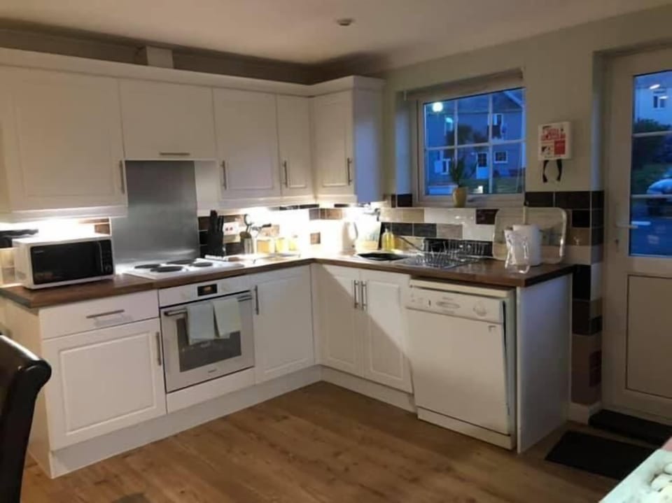House, 4 Bedrooms | Private kitchen | Fridge, microwave, oven, dishwasher