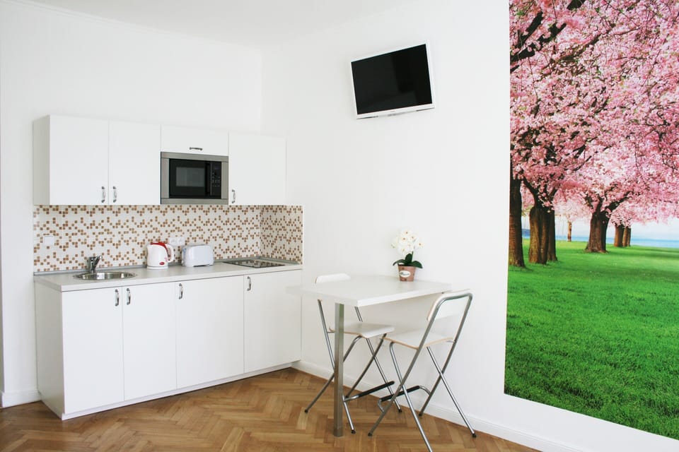 Comfort Studio | Private kitchenette | Fridge, microwave, stovetop, coffee/tea maker