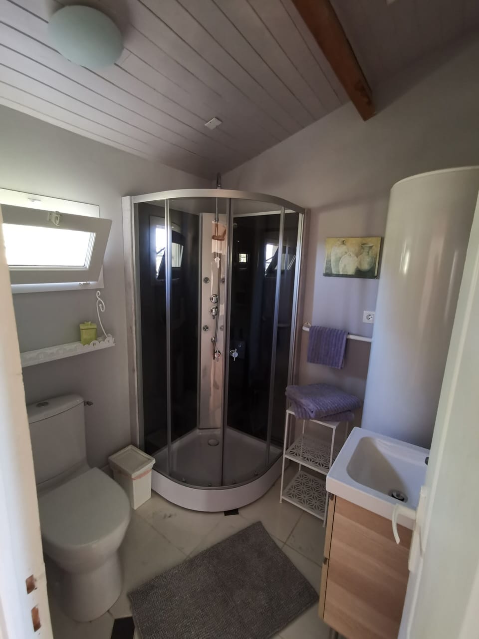 cottage bathroom