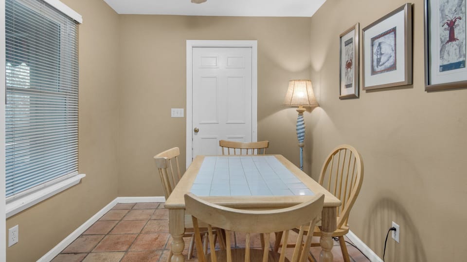 Reel Relaxing Dining Table