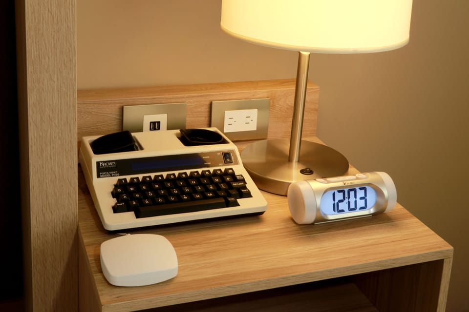 Standard Room, 1 King Bed, Accessible | Minibar, in-room safe, desk, blackout drapes