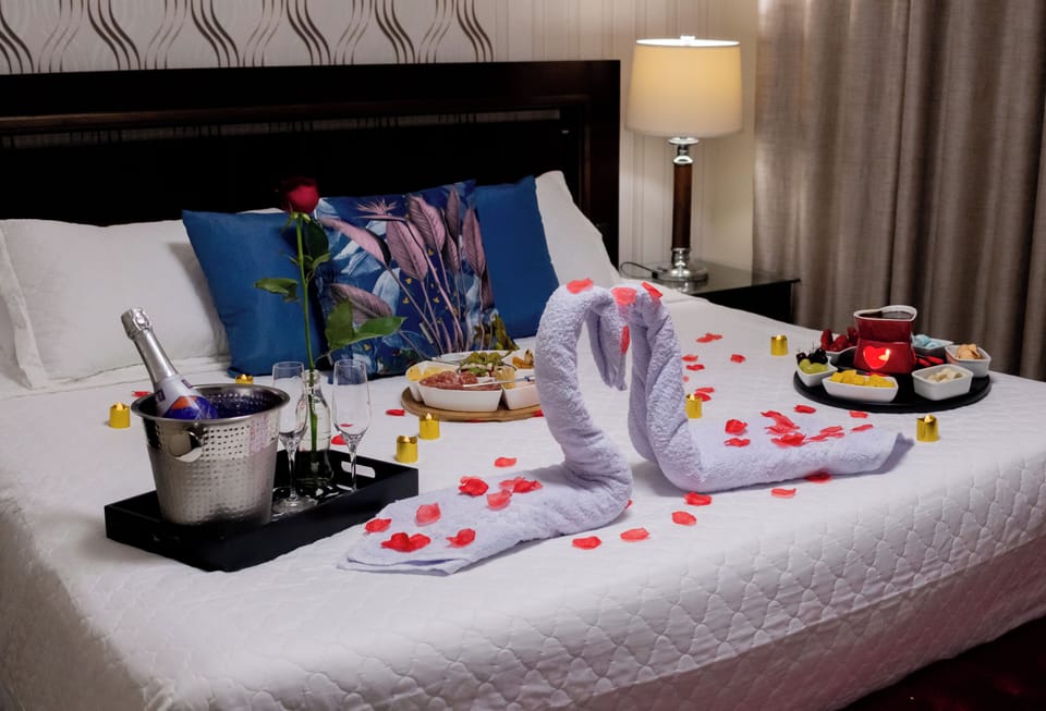 Family Studio Suite, Non Smoking | Hypo-allergenic bedding available, pillowtop beds, minibar, desk