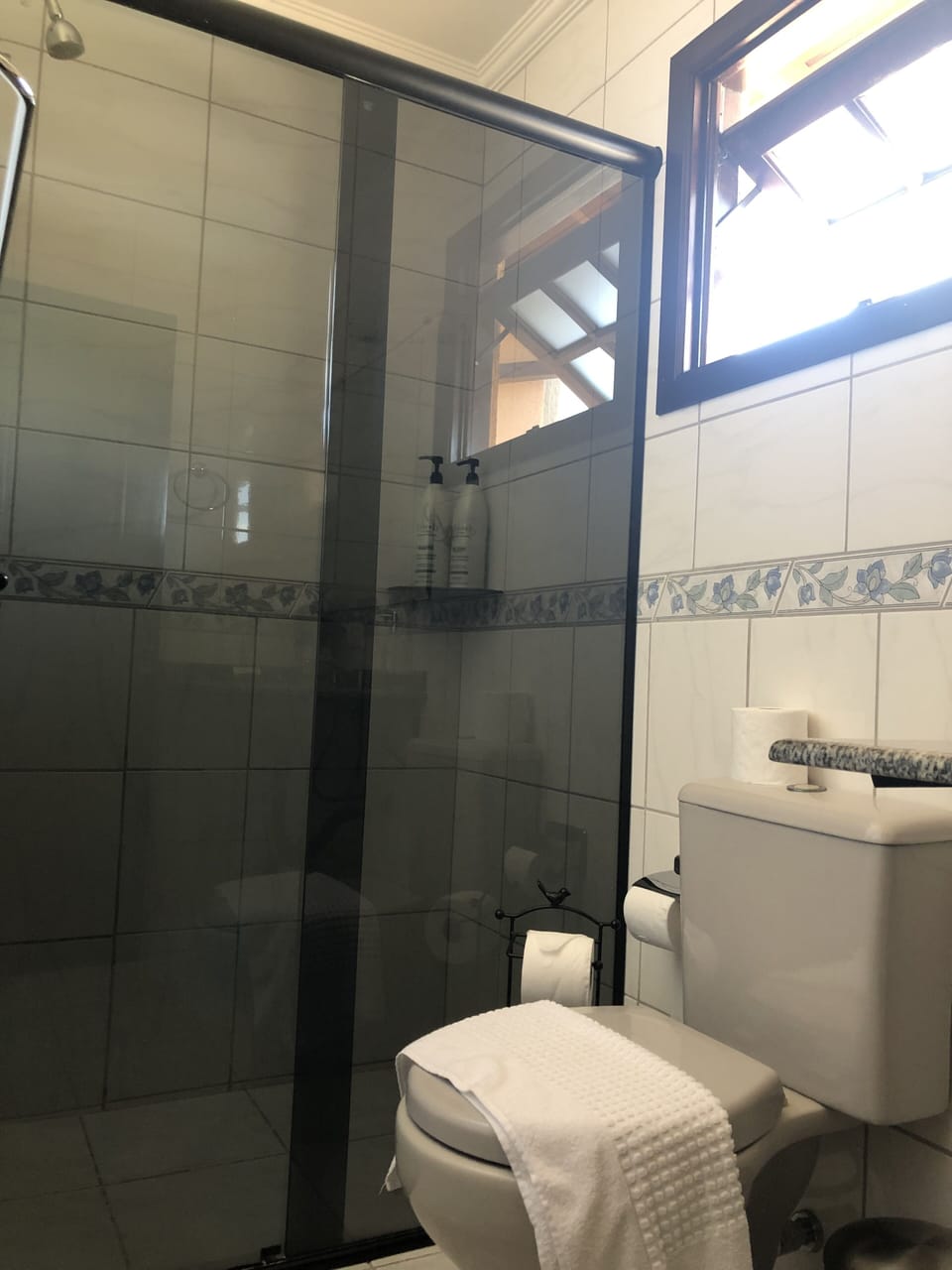 Premium Studio Suite, 1 King Bed, Air conditioning, Garden View | Bathroom shower