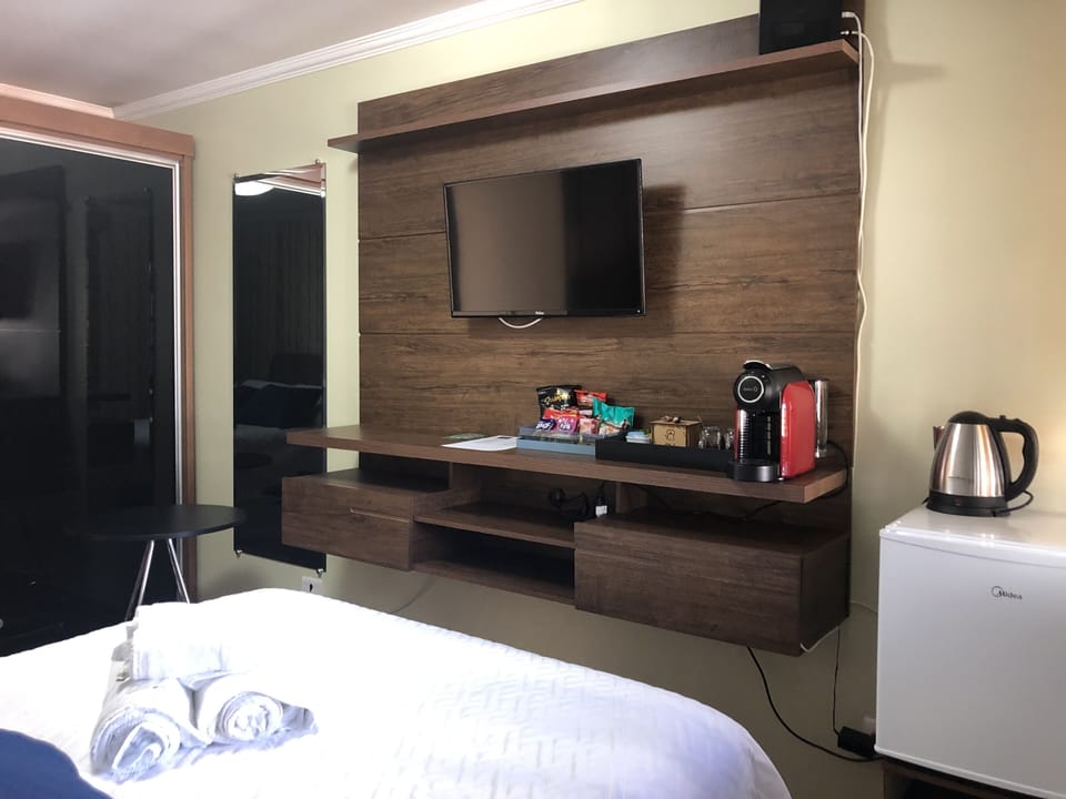 Family Twin Room | Hypo-allergenic bedding available, pillowtop beds, minibar, desk