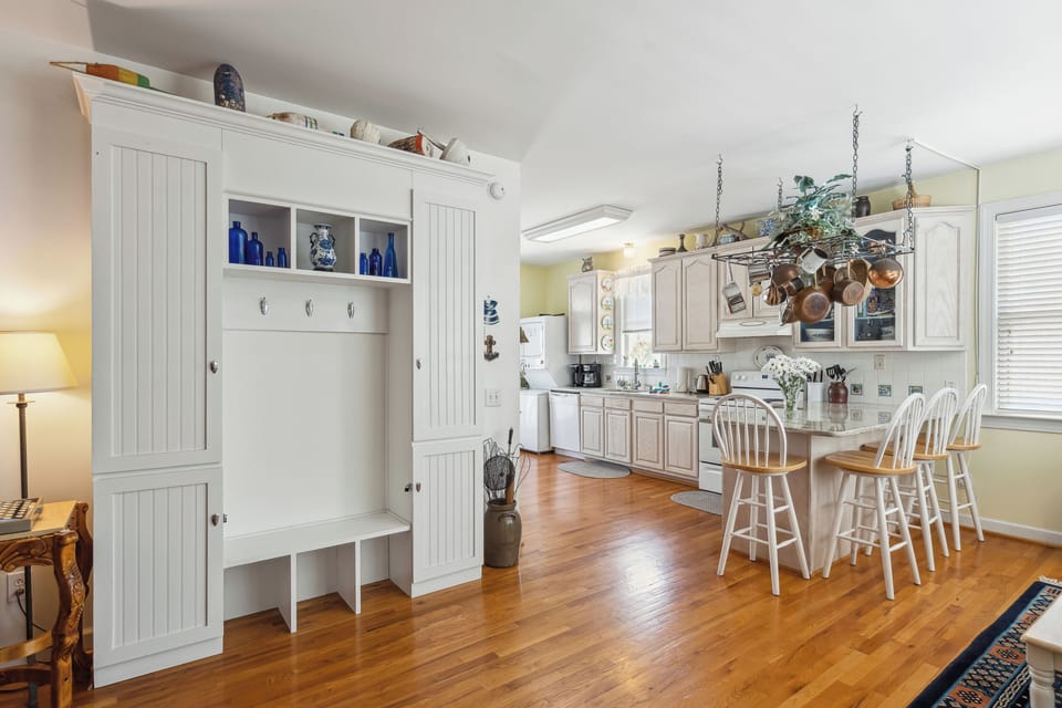 Entryway, Breakfast Nook & Kitchen