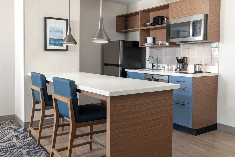 Full-size fridge, microwave, stovetop, dishwasher