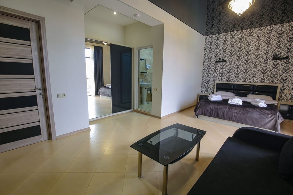 Luxury Double Room (9) | Individually decorated, individually furnished, blackout drapes