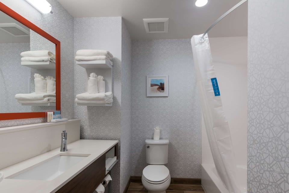Combined shower/tub, hair dryer, towels