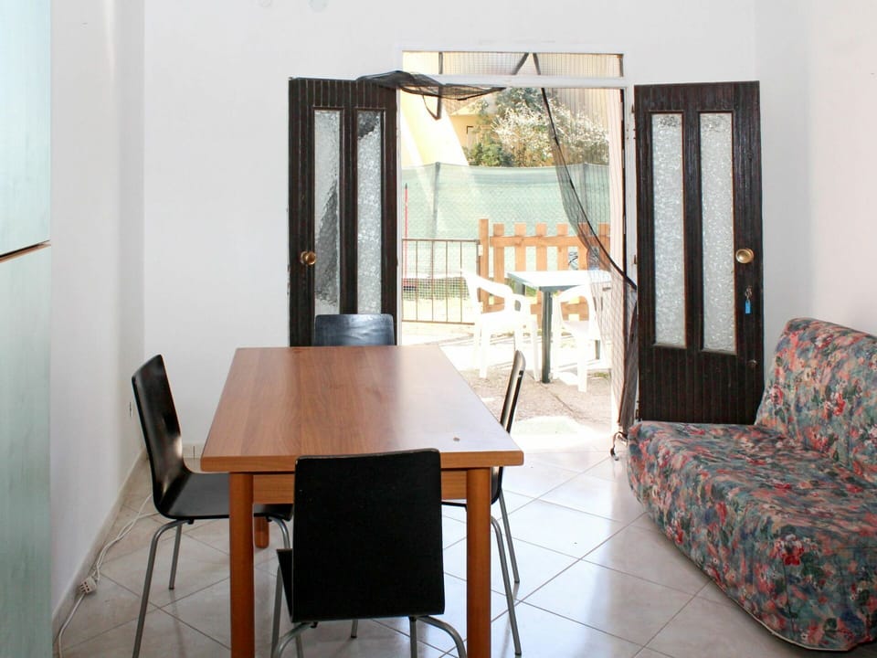 Table, Furniture, Interior Design, Wood, Architecture, Floor, Chair, Building, Wall, Real Estate